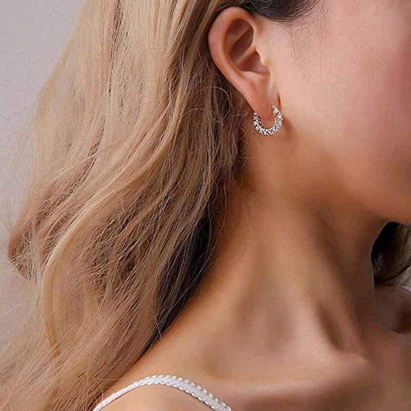 Brincos de Argola Huitan Full Paved com Cristais CZ para Mulheres Acessórios Deslumbrantes para Festas de Casamento Joias Delicadas para Presentes de Aniversário